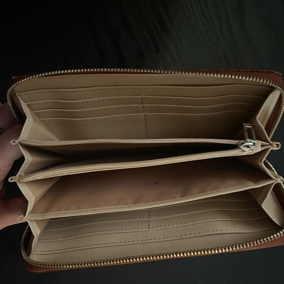 Guess Faux Crocodile Wallet - Picture 5 of 5